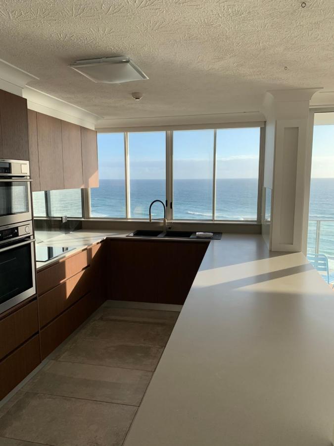 Pacific Regis Beachfront Holiday Apartments Gold Coast Extérieur photo