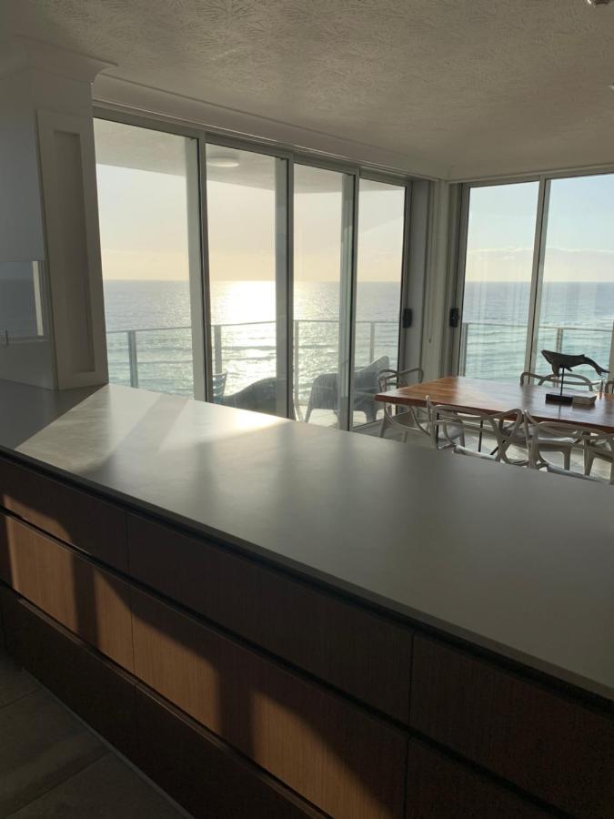 Pacific Regis Beachfront Holiday Apartments Gold Coast Extérieur photo